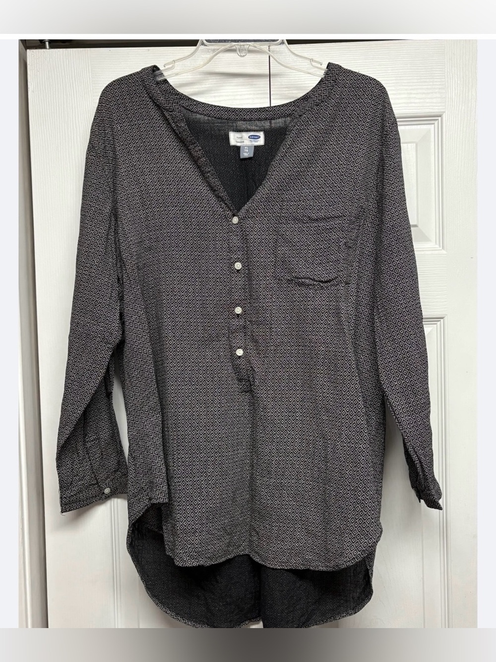 #3305**Black Geo-Print Long-Sleeve Henley